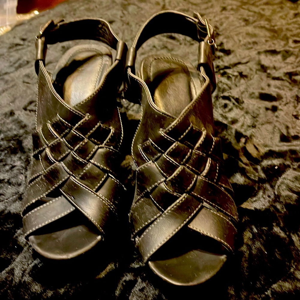Woman’s Shoes—great looking and so very comfortable—very little wear!!